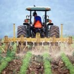 ENASC: Inps: contribuzione in agricoltura – compilazione elenchi braccianti 2024 1 contadino sul trattore